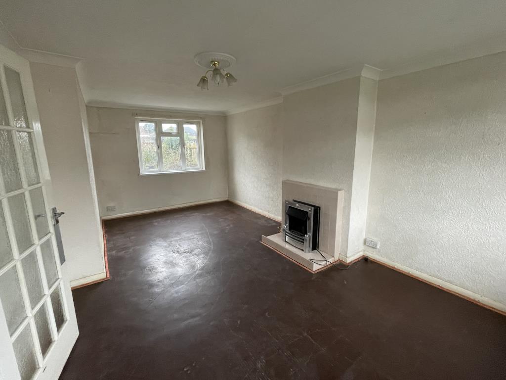 Lot: 122 - SEMI-DETACHED HOUSE IN NEED OF IMPROVEMENT IN POPULAR VILLAGE - living room in village semi in need of improvement